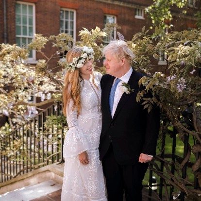 O Boris Johnson παντρεύτηκε: Ποιου Έλληνα σχεδιαστή το νυφικό επέλεξε στο γάμο της η Carrie Symonds;  