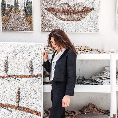 H πολυπράγμων καλλιτέχνης Εύα Παπαδοπούλου μάς υποδέχεται στο ατελιέ της και μιλάει για την τέχνη της