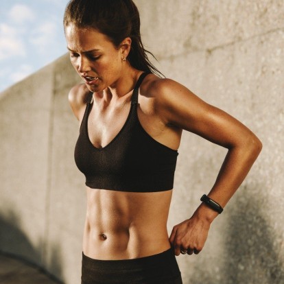 Σφιχτό και στητό στήθος; Γίνεται με αυτές τις 6 αποτελεσματικές ασκήσεις