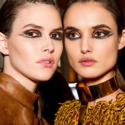 Back to Black: 6 sexy runway makeup looks για να αντιγράψετε 