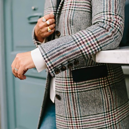 How to: Πώς να συνδυάσετε το καρό παλτό