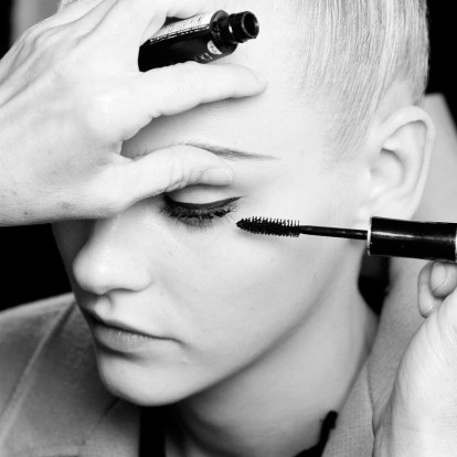 Αφαιρέστε την αδιάβροχη μάσκαρα πανεύκολα με μία κίνηση 