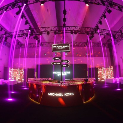 Ο Michael Kors καινοτομεί με ένα high tech fashion show στη Σαγκάη 