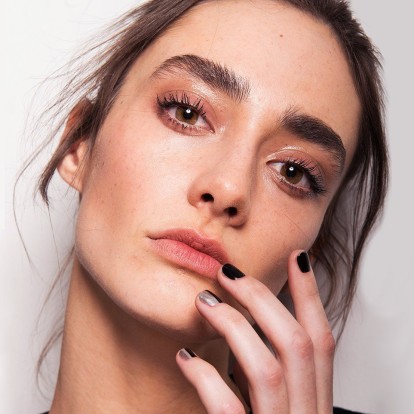 Λιπαρά βλέφαρα: Η έξυπνη λύση για να κρατήσει η σκιά όλη μέρα 