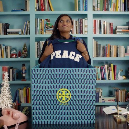 H Mindy Kaling και η Tory Burch υπενθυμίζουν το αληθινό μήνυμα των Χριστουγέννων 
