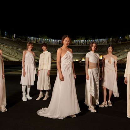 Dior Cruise 2022: Ένα εργοστάσιο υφασμάτων στο Σουφλί αποτέλεσε τη «βάση» για τα εκπληκτικά κομμάτια της συλλογής