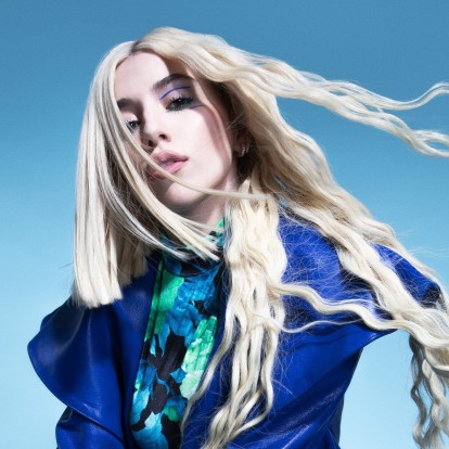 Η ανερχόμενη pop star Ava Max δοκιμάζει το ASMR που έχει το trend για το οποίο όλοι μιλούν