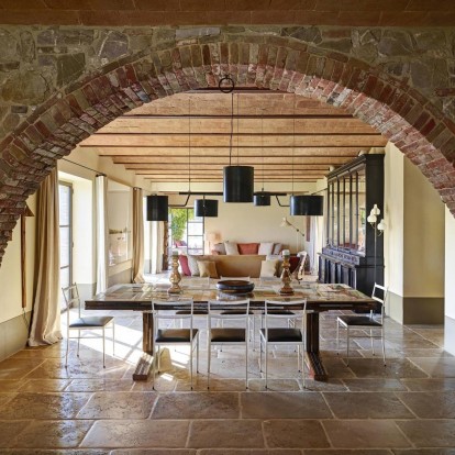 Πώς ένα πέτρινο farmhouse στην Tuscany μετατράπηκε σε ένα ultra modern περιβάλλον με υπέροχη θέα
