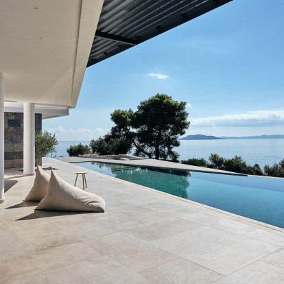 Μια εντυπωσιακή luxury βίλα στη Λαγόμανδρα Σιθωνίας είναι ένα ονειρικό καλοκαιρινό καταφύγιο 