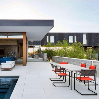 Ένα colorful beach house συνδυάζει τη μοντέρνα αισθητική με την εκλεπτυσμένη λειτουργικότητα
