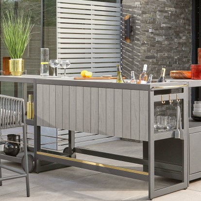 Πώς να δημιουργήσετε ένα stylish mini bar στο μπαλκόνι ή τον κήπο σας