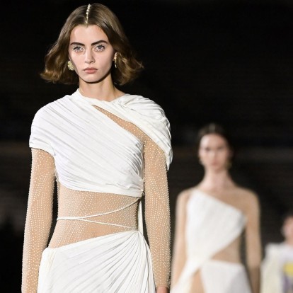 Πολυτέλεια χρυσού & all time classic πέρλες: Tα iconic beauty looks που ξεχώρισαν από το Dior Cruise show 2022 στην Αθήνα