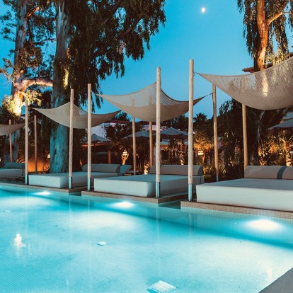 Το θέρετρο που προσφέρει απόλυτη χαλάρωση µπροστά στις ατελείωτες αποχρώσεις του µπλε και µε φόντο µοναδικά ηλιοβασιλέµατα