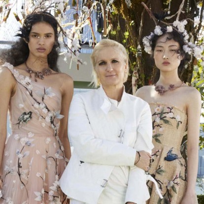 Maria Grazia Chiuri: Αποκαλύπτει την πηγή έμπνευσής της πίσω από το πολυαναμενόμενο show του Dior στην Ελλάδα 