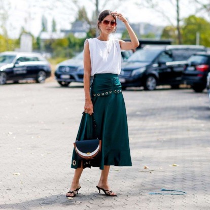 Midi skirt: Πώς θα συνδυάσετε το super trendy σχέδιο του καλοκαιριού 