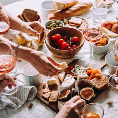 Rosé Wines: Μεθυστικά αρώματα από τα καλύτερα ροζέ ελληνικά κρασιά αλλά και πώς να πετύχετε το τέλειο pairing 