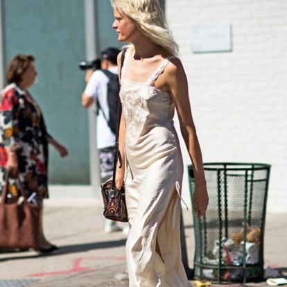 Slip dress: Τα σχέδια που θα σας μετατρέψουν στην απόλυτη fashionista