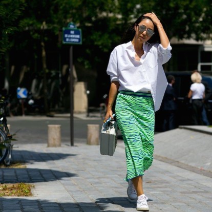 All white: Τα λευκά sneakers που ταιριάζουν μοναδικά σε όλα τα καλοκαιρινά σας outfits 