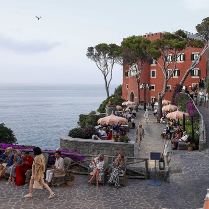 Local Color: H resort 2022 collection της Max Mara ήταν μια ωδή στα έντονα χρώματα και την ιταλική φινέτσα
