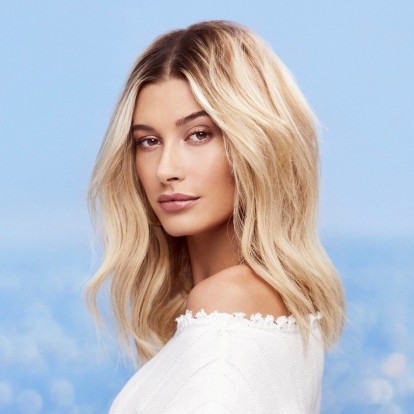 H Hailey Bieber συζητά για lifestyle θέματα που αφορούν όλους μας μαζί με την ηθοποιό Yvonne Orji
