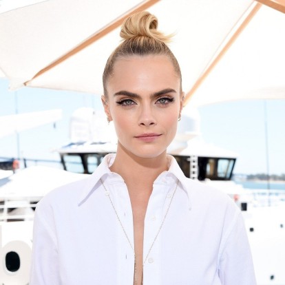 H Cara Delevingne σε ένα διασκεδαστικό παιχνίδι, έτσι όπως δεν την έχουμε ξαναδεί 