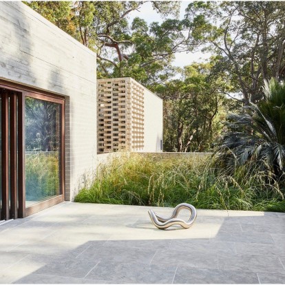 Μια μοντέρνα κατοικία που γίνεται «ένα» με την άγρια φύση