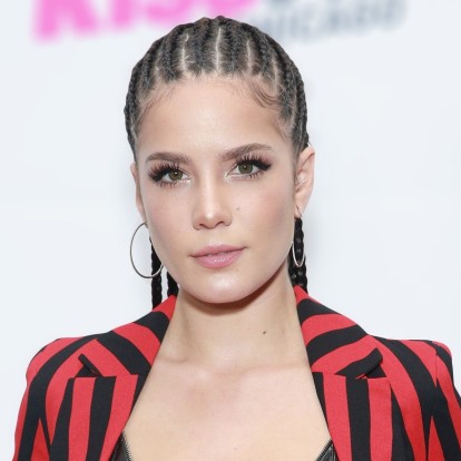 H Halsey αποκαλύπτει τη θαυματουργή beauty routine της για super fresh πρόσωπο