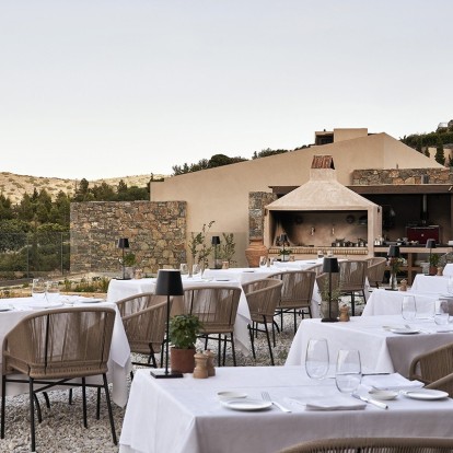 Αυτό είναι το θέρετρο που μαγεύει με τη συναρπαστική θέα στο Kρητικό Πέλαγος και το νησί της Σπιναλόγκας