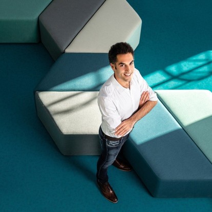 Γιάννης Ασσαέλ: Ο Θεσσαλονικιός επιστήμονας που φιγουράρει στη λίστα του Forbes ξεδιπλώνει τη χαρισματική προσωπικότητά του 