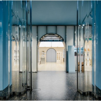 Μέσα στο νέο flagship store της Off-White στο Παρίσι που ξεχωρίζει για το ultra modern design του