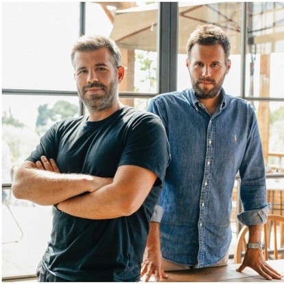 Oι δημιουργοί του Ergon Agora, Γιώργος και Θωμάς Δούζης, μιλούν για την επιτυχία του εμπνευσμένου και άκρως πρωτοποριακού foodie εγχειρήματός τους