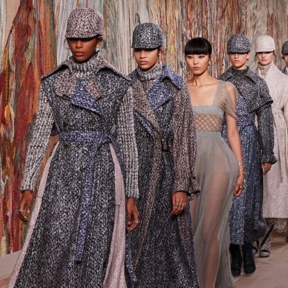 Οι λεπτομέρειες πίσω από μια δημιουργία της Haute Couture A/W 2021/2022 συλλογής του οίκου Dior