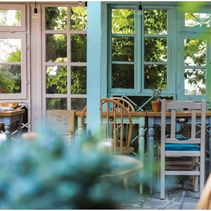 Τα δύο all day long στέκια της Θεσσαλονίκης που αποτελούν «οάσεις» δροσιάς στην πόλη