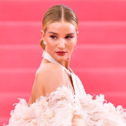 Ένα flashback στις πιο εντυπωσιακές red carpet εμφανίσεις της Rosie Huntington-Whiteley