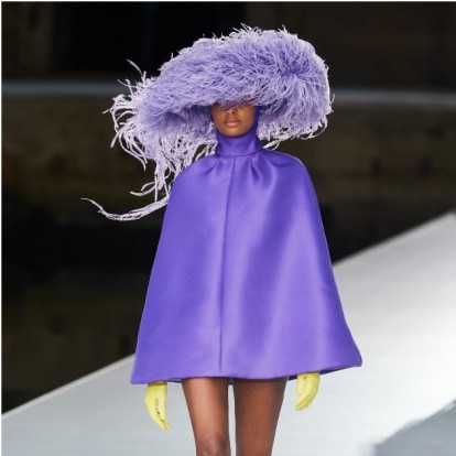 Valentino Haute Couture Fall '21: Ο Pierpaolo Piccioli απογείωσε τα έντονα χρώματα με τους πιο αρμονικούς συνδυασμούς