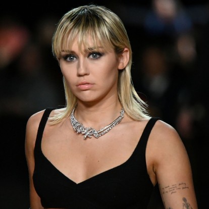 Κυκλοφόρησε επιτέλους το video clip του "Plastic Hearts" της Miley Cyrus