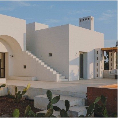 Μια εξοχική κατοικία στην Ιταλία που δημιουργεί ένα ειδυλλιακό καλοκαιρινό σκηνικό