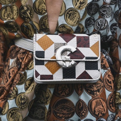 Oι καλύτερες belt bags της αγοράς που είναι τέλειες για τις βόλτες σας στις διακοπές 