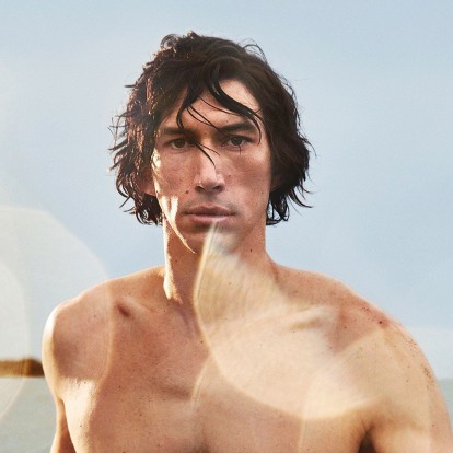 Ο γοητευτικός Adam Driver πρωταγωνιστεί στην καμπάνια του νέου αρώματος του οίκου Burberry