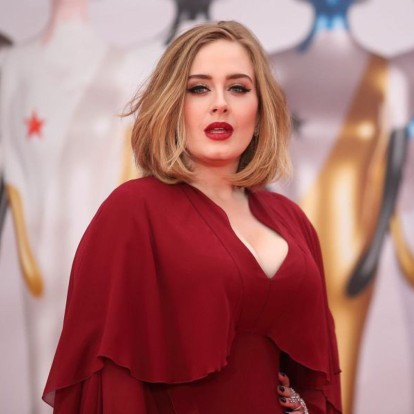 Adele: Οι πιο αξέχαστες red carpet εμφανίσεις της επιτυχημένης τραγουδίστριας