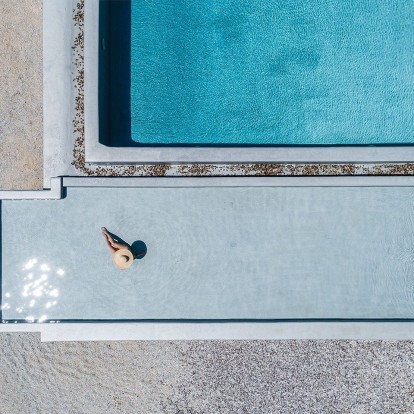 Ένα απόλυτα καλοκαιρινό σπίτι στη Μύκονο απολαμβάνει την μποέμ μαγεία του νησιού, φλερτάροντας μ’ ένα σύγχρονο modern twist