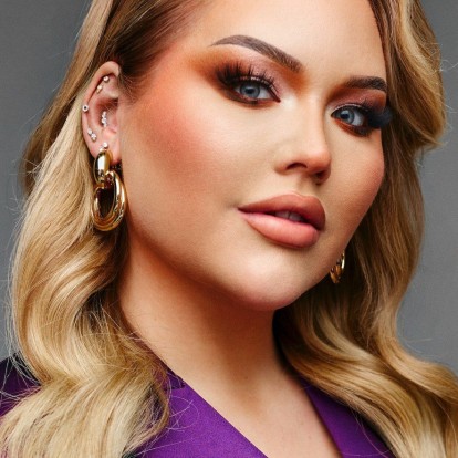 H NikkieTutorials δοκιμάζει το πιο hot right now makeup challenge