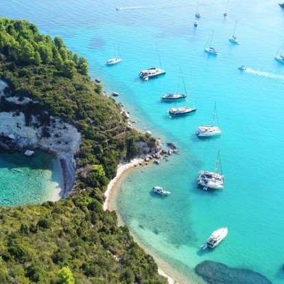 Island hopping: 5 ονειρικές παραλίες των Επτανήσων για να «χαθείτε» στα νερά τους 
