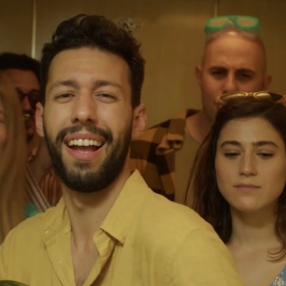 «Αρχίζει το καλό»: Απολαύστε το νέο καλοκαιρινό τραγούδι του Αίσωνα