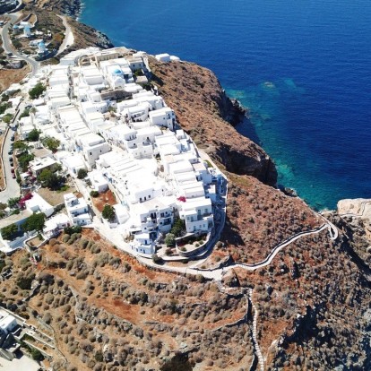 Γνωρίστε τον μικρό θησαυρό των Κυκλάδων με τις ειδυλλιακές παραλίες και τα μαγευτικά τοπία 