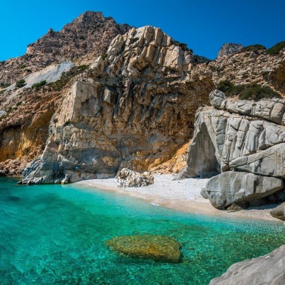 Solo travelling: Οι top 5 καλοκαιρινοί προορισμοί στην Ελλάδα για να ταξιδέψετε μόνοι σας
