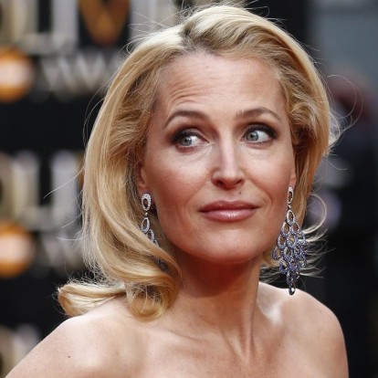 In My Lady: Η Gillian Anderson μάς δείχνει τι έχει μέσα στη Lady Dior τσάντα της