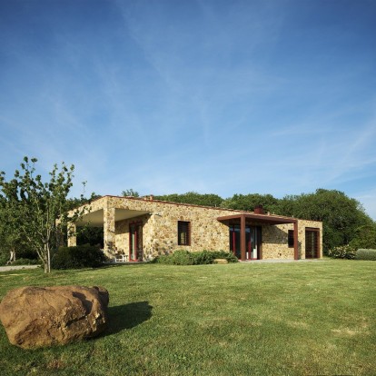 Μια πέτρινη κατοικία στην Ιταλία γίνεται «ένα» με το καταπράσινο σκηνικό και την ηρεμία του τόπου