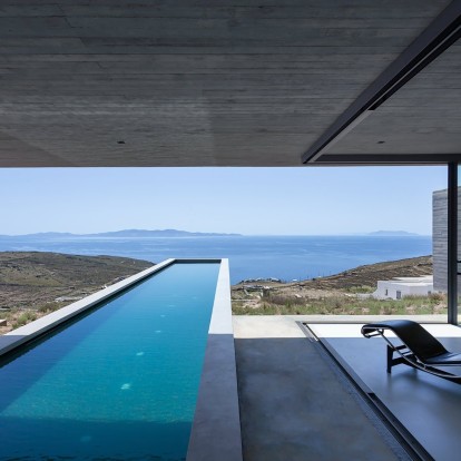 Cycladic Beauty: Το Lap Pool House στην Τήνο γίνεται «ένα» με τη γοητεία του νησιού 