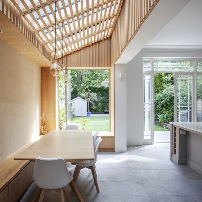 Πώς μια μονοκατοικία στο Λονδίνο ανανεώθηκε πλήρως και αποπνέει απόλυτο μοντερνισμό